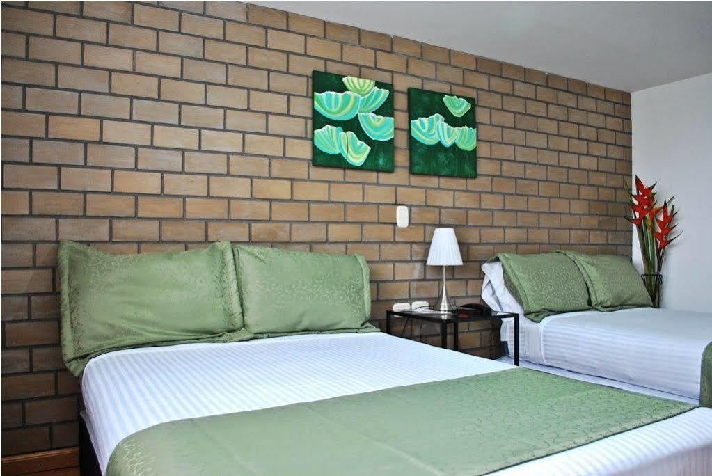 Hotel Portal De Milan 马尼萨莱斯 外观 照片