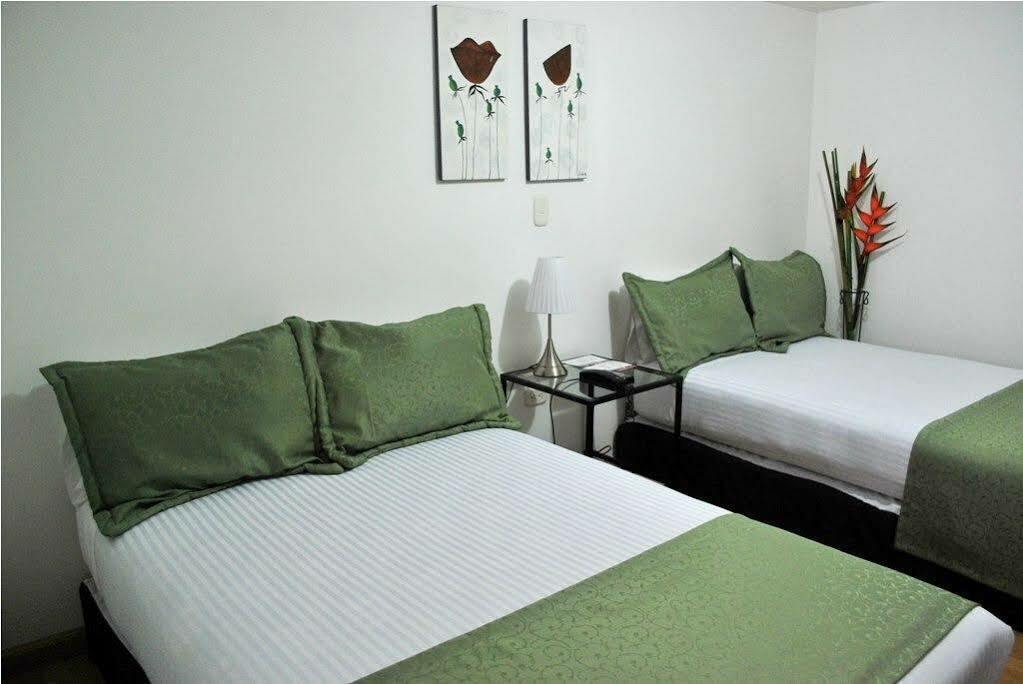 Hotel Portal De Milan 马尼萨莱斯 外观 照片